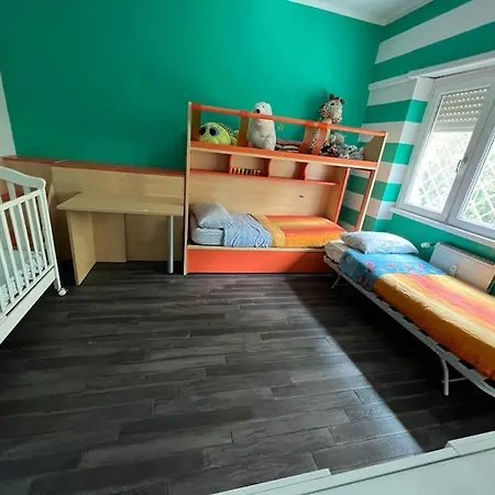 Daire Nathan House, Due *