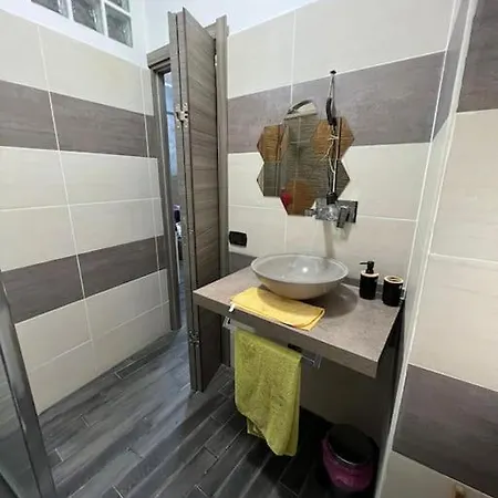 Daire Nathan House, Due Roma
