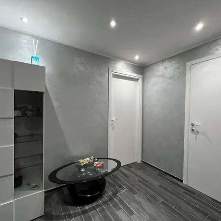 Nathan House, Due * Roma
