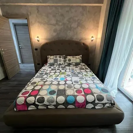 Nathan House, Due Apartment Rome