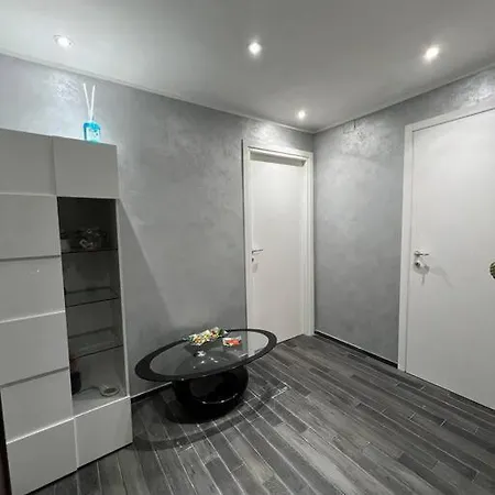 Nathan House, Due *